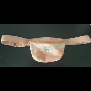 herschel fanny pack - tie dye white and pink